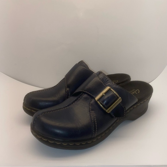 Navy Blue Clarks bendables shoes.Size 7 leather upper. Worn twice. - Picture 3 of 5
